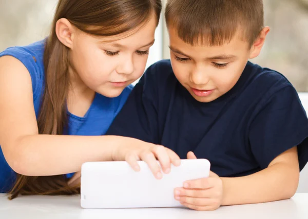 Children are using tablet — Stock Photo, Image