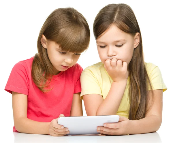 Kinder nutzen Tablet — Stockfoto