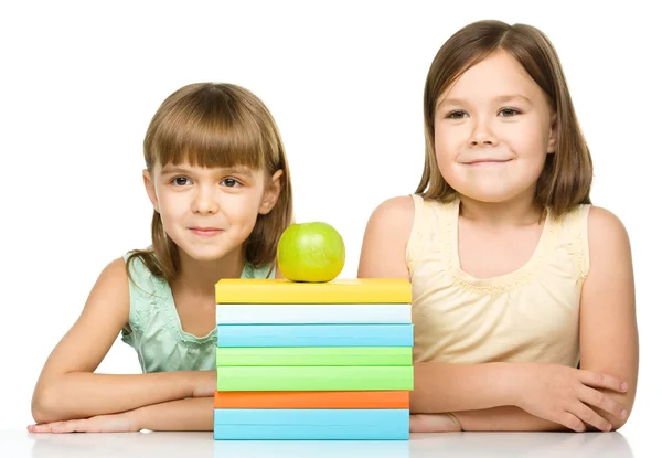 Μικρά κορίτσια με βιβλία και μήλο — Φωτογραφία Αρχείου
