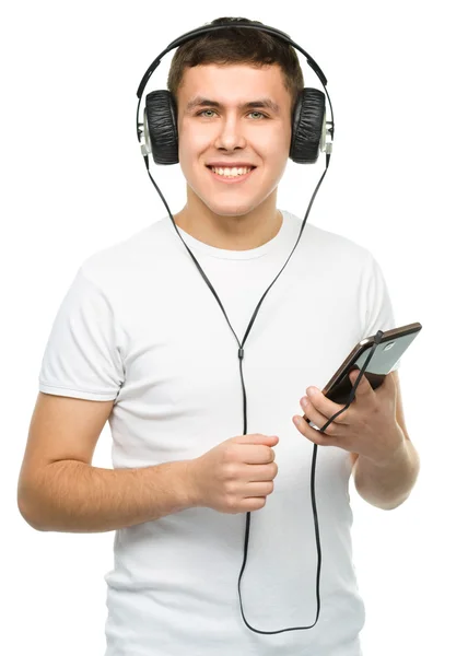 Young man enjoying music using headphones — Stock Photo, Image