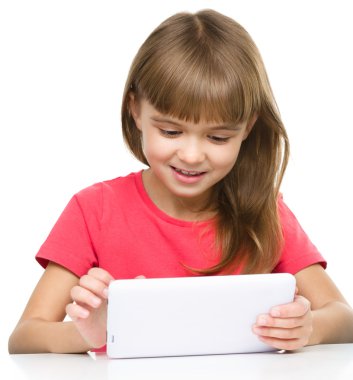genç kız tablet kullanma