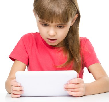 genç kız tablet kullanma