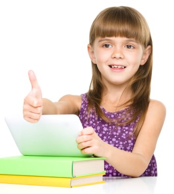 küçük kız tablet kullanma