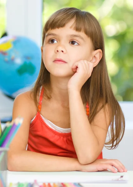 Klein meisje is dagdromen — Stockfoto