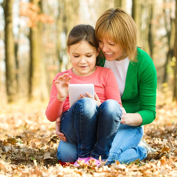 Madre e sua figlia sta giocando con tablet — Foto Stock