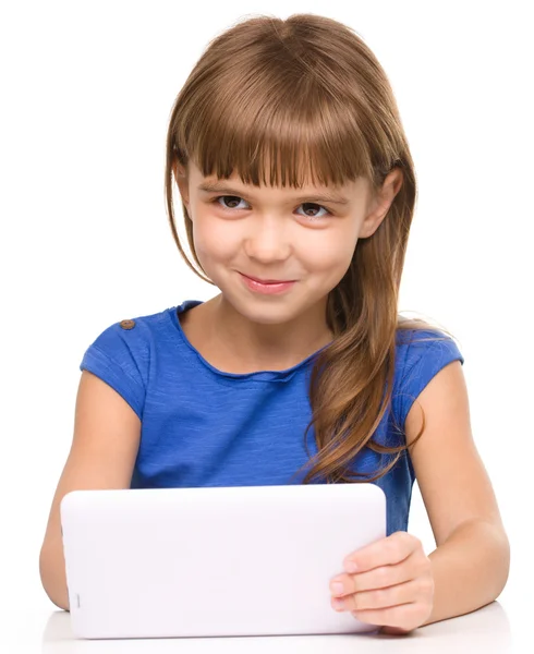 Jovem está usando tablet — Fotografia de Stock