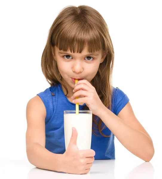 Schattig klein meisje met een glas melk — Stockfoto