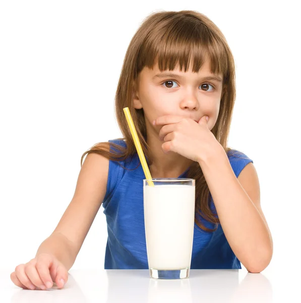Menina bonito com um copo de leite — Fotografia de Stock
