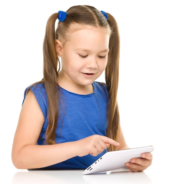 Chica joven está usando tableta — Foto de Stock