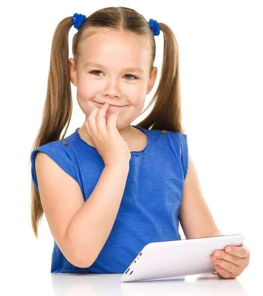 Chica joven está usando tableta — Foto de Stock