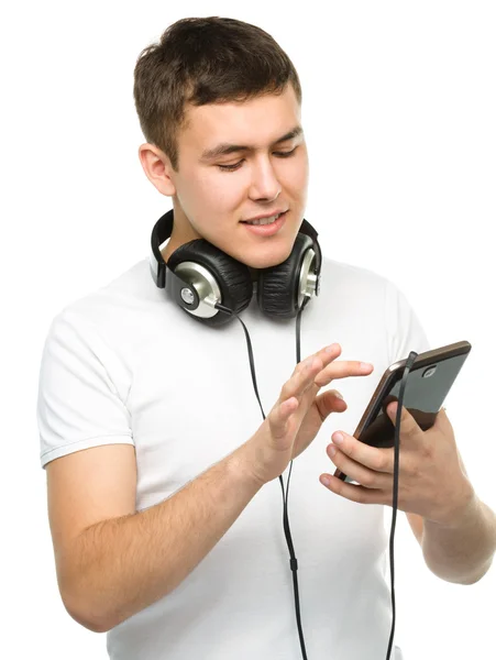 Young man enjoying music using headphones — Stock Photo, Image