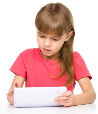 genç kız tablet kullanma