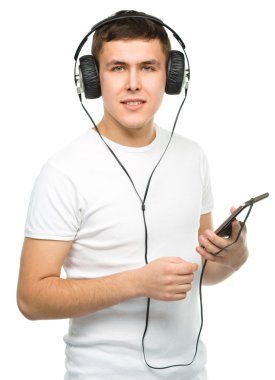 genç adam kulaklık kullanarak müzik keyfi