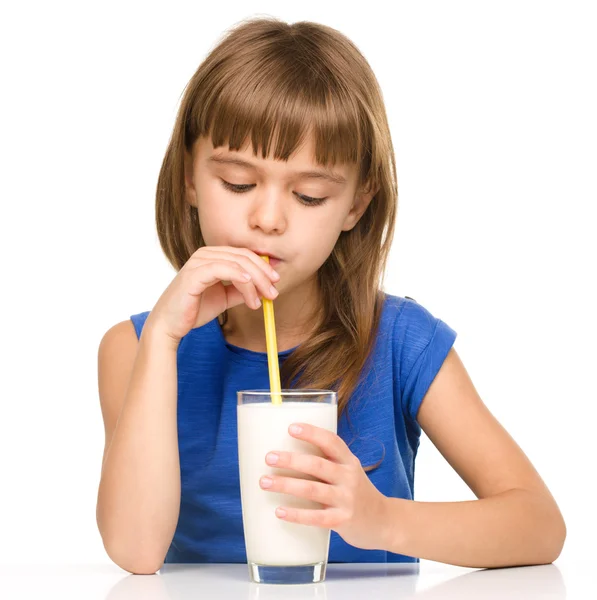 Söt liten flicka med ett glas mjölk — Stockfoto