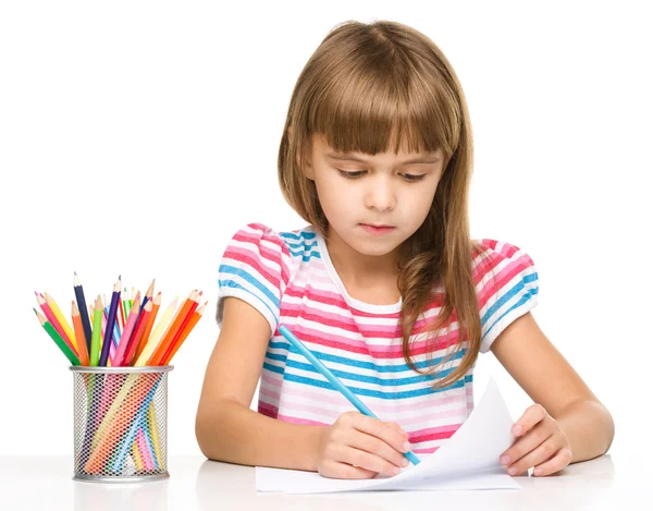 Little girl is drawing using pencils — Stock Photo, Image