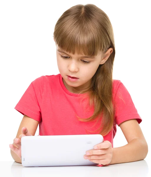 Jovem está usando tablet — Fotografia de Stock