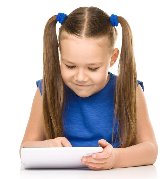 Jovem está usando tablet — Fotografia de Stock