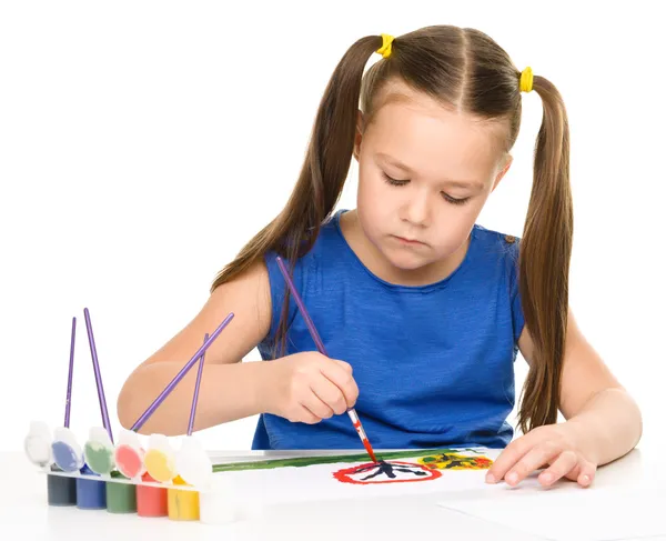 Menina está pintando com guache — Fotografia de Stock