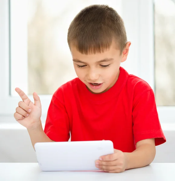 Menino está usando tablet — Fotografia de Stock