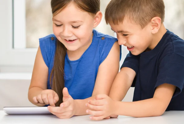 Les enfants utilisent un comprimé — Photo