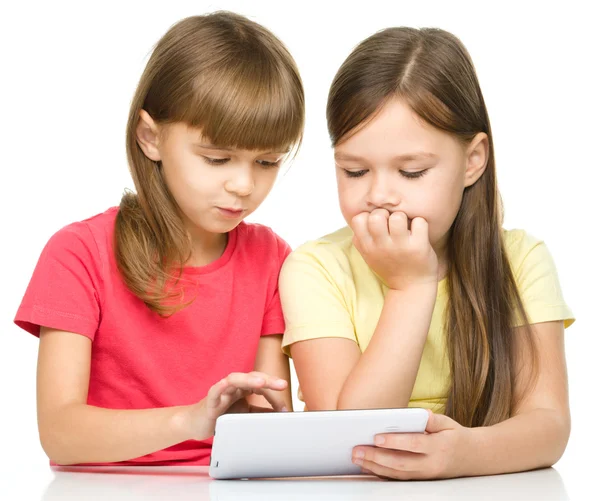 Children are using tablet — Stock Photo, Image