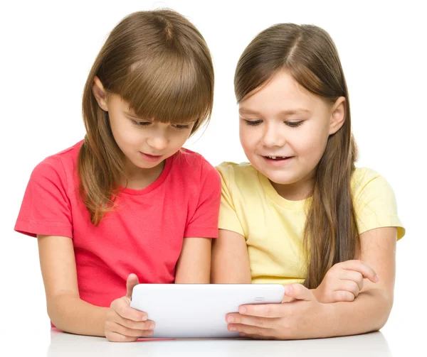 Children are using tablet — Stock Photo, Image