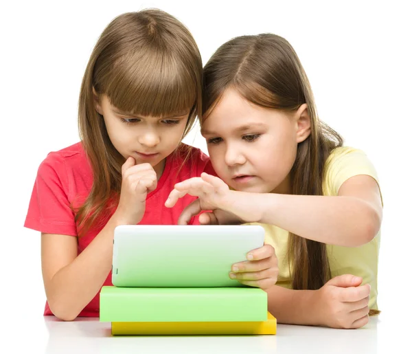 Children are using tablet — Stock Photo, Image