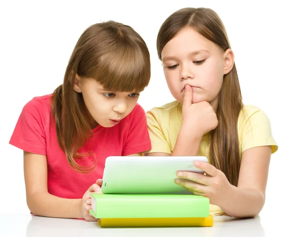 Children are using tablet — Stock Photo, Image