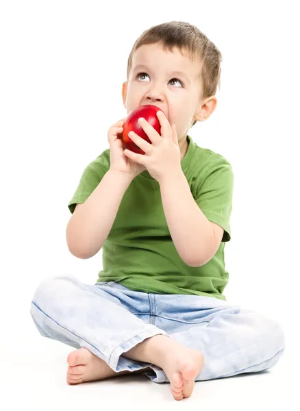赤いリンゴとかわいい小さな男の子の肖像画 — ストック写真