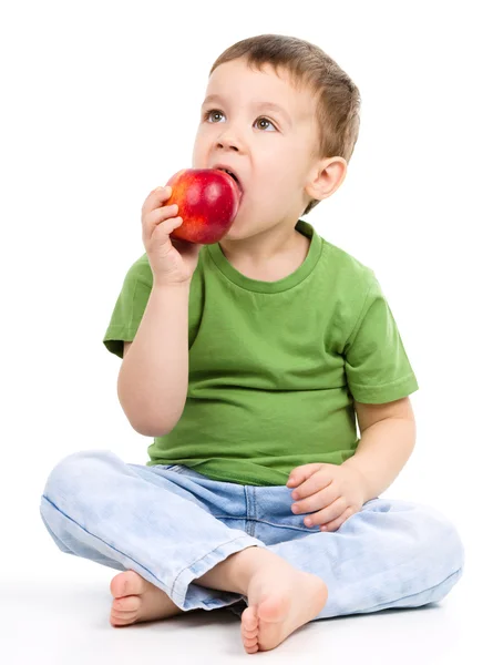 一个可爱的小男孩，与红苹果的肖像 — 图库照片
