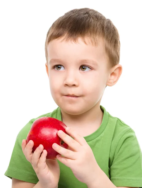 Porträtt av en söt liten pojke med rött äpple — Stockfoto