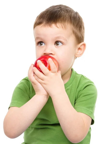 Kırmızı elma ile küçük ve şirin bir çocuk portresi — Stok fotoğraf