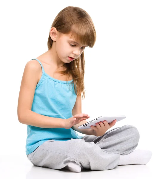 Giovane ragazza sta usando tablet — Foto Stock