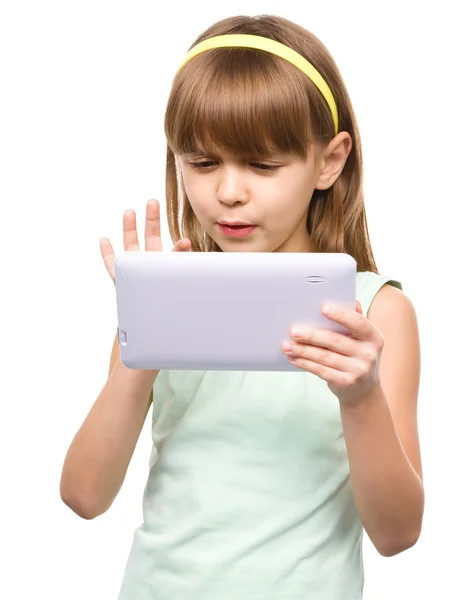 年轻的近视女孩使用平板电脑 — 图库照片