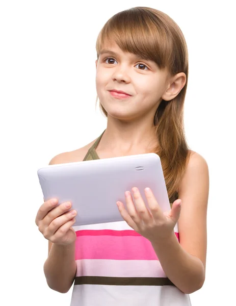 어린 소녀는 태블릿을 사용 하 고 있다 — 스톡 사진