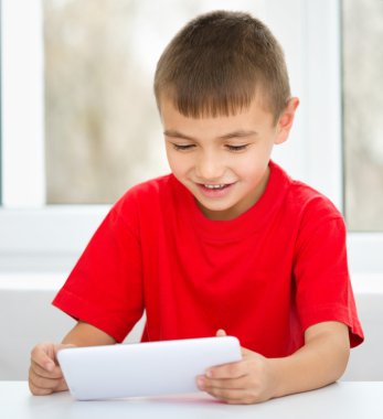 genç çocuk tablet kullanma