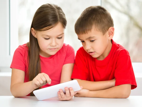 Kinderen zijn met behulp van Tablet PC — Stockfoto