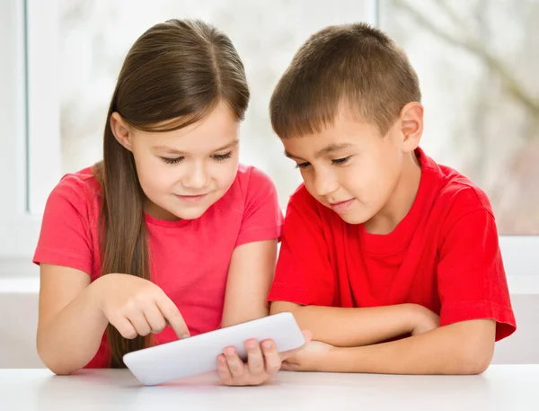 Kinderen zijn met behulp van Tablet PC — Stockfoto