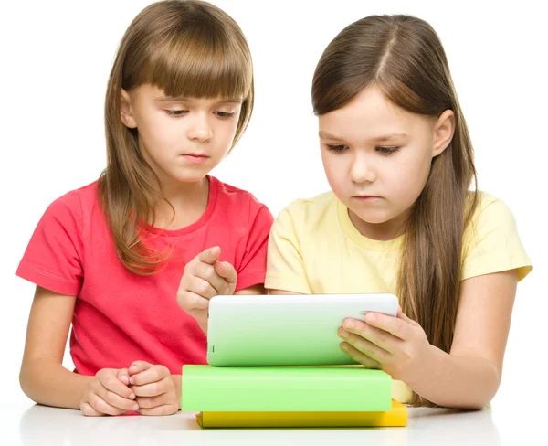 Children are using tablet — Stock Photo, Image