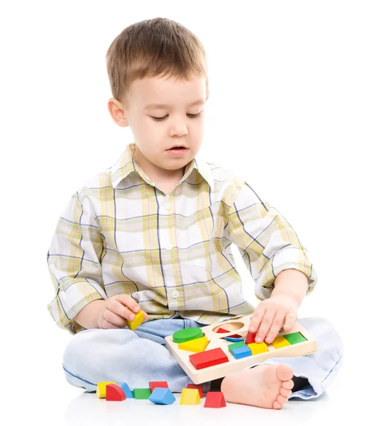 Menino está brincando com brinquedos — Fotografia de Stock