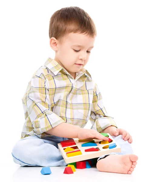 Menino está brincando com brinquedos — Fotografia de Stock