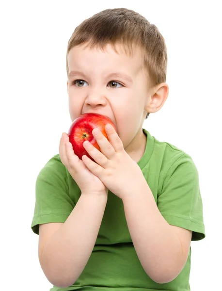 Porträt eines süßen kleinen Jungen mit rotem Apfel — Stockfoto