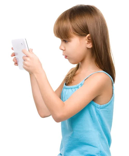Junges Mädchen benutzt Tablet — Stockfoto