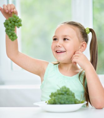 Yeşil üzüm sevimli küçük kız arıyor