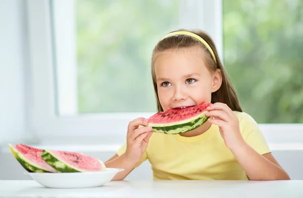 Linda niña está comiendo sandía —  Fotos de Stock