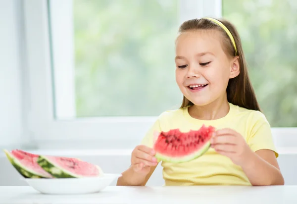 Linda niña está comiendo sandía —  Fotos de Stock