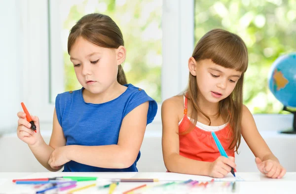 Little girls are drawing using felt- tip pens — Stock Photo, Image