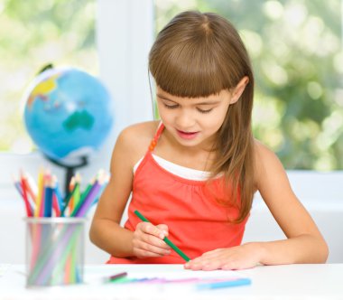 küçük kız kalemler kullanarak çizim