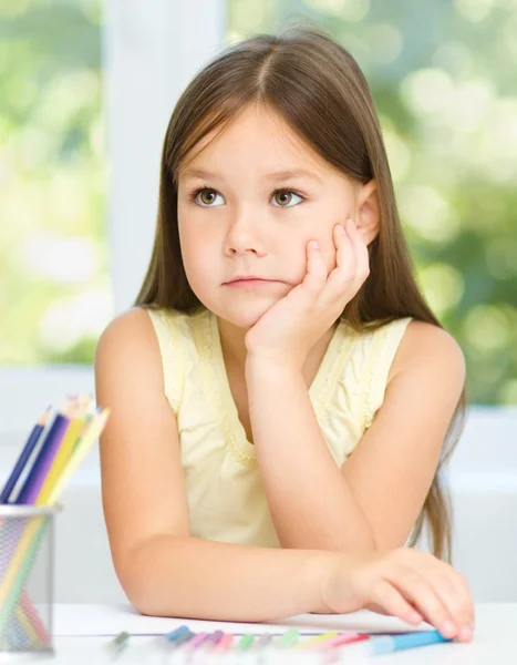 Little girl is drawing using pencils — Stock Photo, Image