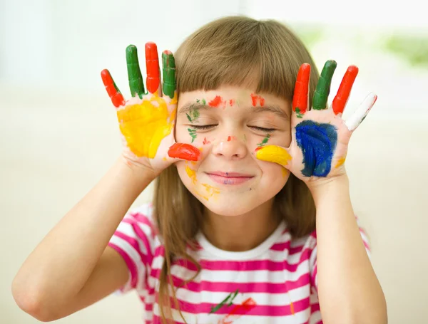 Porträt eines süßen Mädchens, das mit Farben spielt — Stockfoto